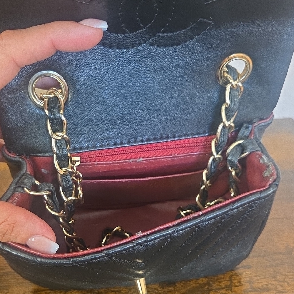Elegant Black Quilted Handbag - Picture 3 of 7